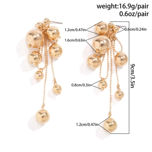 Détail de boucles d'oreilles dorées à franges perlées avec mesure de longueur de 9 cm