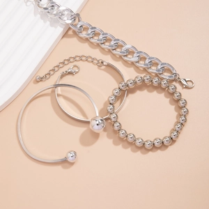 Détails de l'ensemble de bracelets argentés comprenant une chaîne et des perles