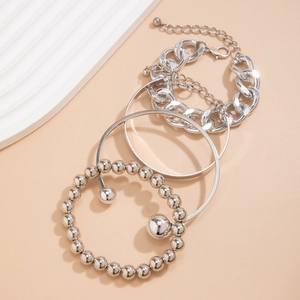 Détail de l'ensemble de 4 bracelets en métal argenté avec chaîne gourmette et perles