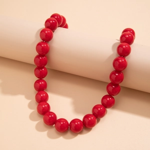 Nahaufnahme der leuchtend roten Acrylperlen mit Hochglanz-Finish auf der Modecollier-Kette