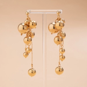 Vue détaillée de boucles d'oreilles franges dorées avec perles métalliques en cascade