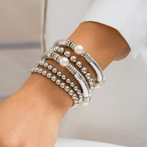 Ensemble de quatre bracelets en perles argentées avec perles d'imitation et tubes en métal