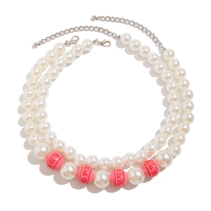 Detailansicht der zweireihigen Perlenkette mit rosa XOXO-Perlen und silbernem Karabiner