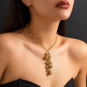 Gepolijste gouden ketting met meerdere hartvormige hangers en dikke schakels op een model
