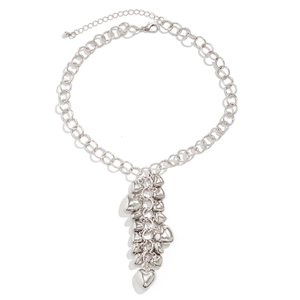 Detailopname van de zilveren ketting met hartjes hangers en gepolijste metalen afwerking