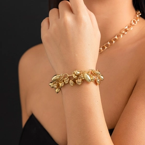 Gepolijste gouden armband met hartjes en ketting set op model met een zwarte achtergrond