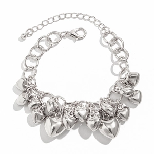 Gedetailleerd beeld van zilveren hartbedels aan een schakelarmband met karabijnsluiting