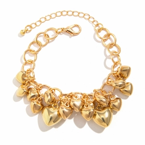 Detail van de gouden chunky schakelarmband met hartvormige bedeltjes en karabijnsluiting