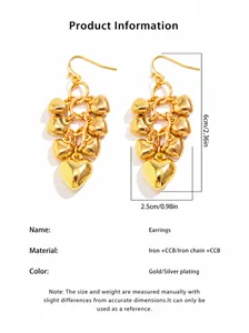 Detailweergave van gouden hartjesoorbellen met een lengte van 6 cm en 9,2 g gewicht