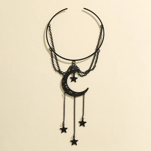 Gothic choker με μαύρα μεταλλικά στρώματα, μενταγιόν φεγγάρι και κρεμαστά αστέρια πεντάλφα