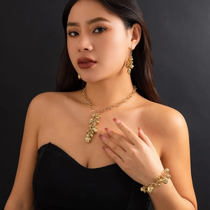Driedelige gouden harten sieradenset met ketting, armband en oorbellen set