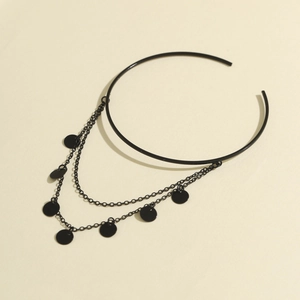 Λεπτομέρεια γοτθικού μαύρου μεταλλικού choker με διπλή αλυσίδα και μικρά στρογγυλά μενταγιόν