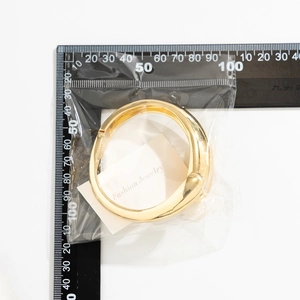 Dettaglio di una collana choker in metallo dorato con meccanismo a molla e cerniera apribile