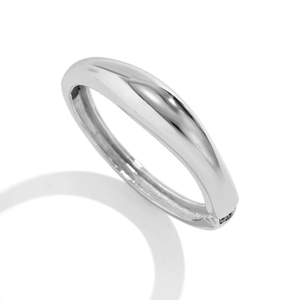Dettaglio del bracciale a goccia d'argento con finitura a specchio e chiusura a molla