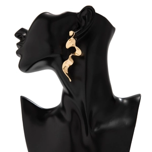 Pendientes de olas doradas pulidas con diseño de metal líquido en soporte negro