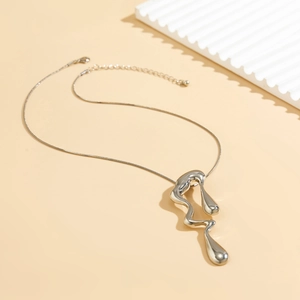 Dettaglio della collana con pendente argento in stile metallo liquido e finitura lucida