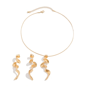 Conjunto de joyas doradas minimalistas con collar en espiral y pendientes colgantes