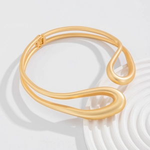 Détail d'un collier choker double couche doré mat avec finition brossée élégante