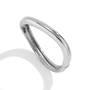 Dettaglio del bracciale a goccia d'acqua argentato con finitura a specchio e cerniera