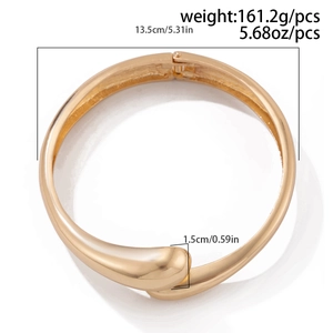 Dettaglio con peso 161,2g e diametro interno 13,5cm del bracciale a goccia lucido
