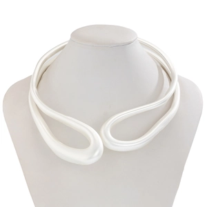 Vue détaillée du collier ras-du-cou blanc en forme de goutte sur support bijoux