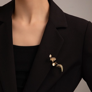 Broche dorado abstracto con diseño de metal líquido en solapa de traje negro