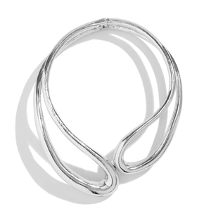 Détail macro du collier ras du cou argenté brillant avec design creux asymétrique en goutte