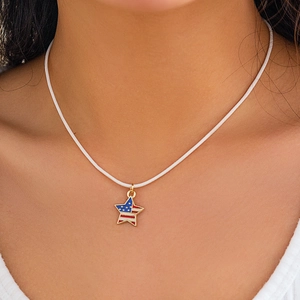 Collana con pendente a stella motivo bandiera USA e cordino cerato bianco al collo
