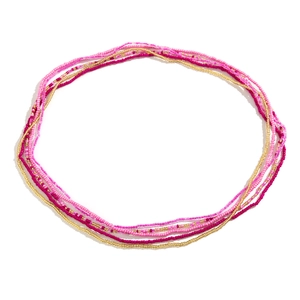 Détail d'une chaîne de taille bohème avec perles de rocaille roses et dorées