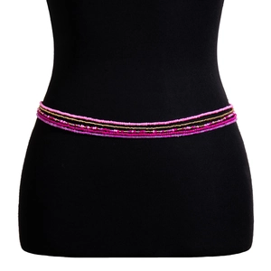 Détail de chaînes de taille multicouches en perles colorées sur un mannequin noir