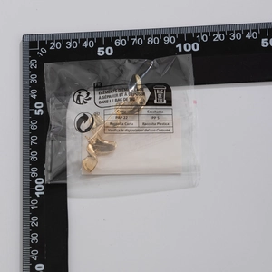Detalle del collar geométrico retorcido dorado con medición de escala de tamaño