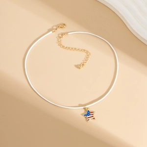 Dettaglio del ciondolo a stella bandiera americana su collana in corda bianca e oro