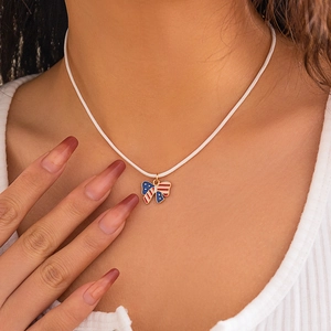 Collana chic con ciondolo a farfalla bandiera americana e cordino bianco