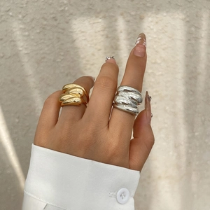 Détails des bagues larges à texture ondulée irrégulière en finitions dorée et argent