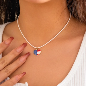 Dettaglio della collana con ciondolo a cuore bandiera americana con bordo dorato
