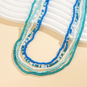 Gros plan de la chaîne de taille bohème aux perles de rocaille bleues et blanches