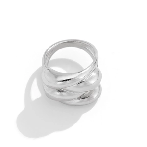 Vue détaillée de la bague métallique multicouche argentée au fini poli et aux courbes