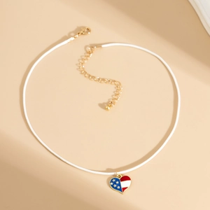 Dettaglio del ciondolo a cuore con bandiera USA su una collana in cordino cerato bianco