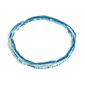 Détail macro de la chaîne de taille multicouche avec perles de verre bleu océan et blanc