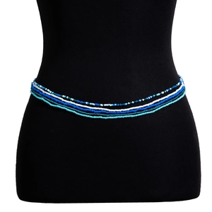Détail d'une chaîne de taille multicouche en perles bleues et blanches sur mannequin