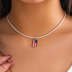 Collana minimalista con ciondolo a bandiera americana e stelle dorate su una modella