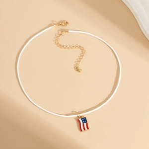 Dettaglio della collana choker in corda cerata bianca con ciondolo bandiera americana