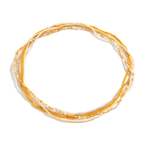 Détail de chaîne de taille multicouche avec des perles de rocaille jaunes et orange