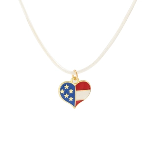 Dettaglio di un ciondolo a cuore con design della bandiera americana e bordi dorati lucidi