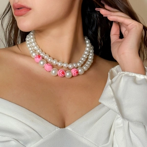 Zweilagige Perlenkette mit weißen Perlen und rosa Perlen mit Herz und Krone