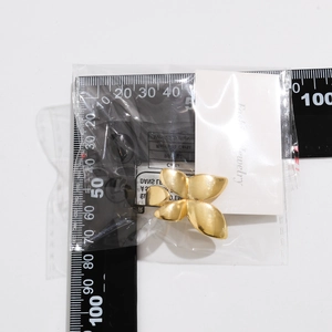 Detailed measurement of a 40mm golden bow ring showing glossy metallic texture and size