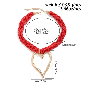 Détails du collier de perles rouges à plusieurs rangs avec grand pendentif cœur doré