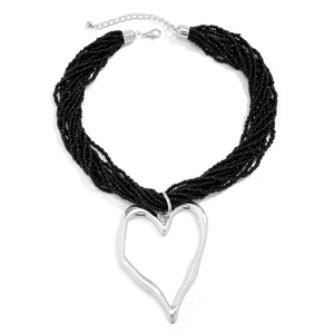 Détail du collier de perles noires multi-rangs avec un pendentif cœur argenté ajouré