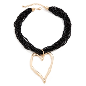 Collier multi-rangs en perles noires avec un grand pendentif cœur doré de forme irrégulière