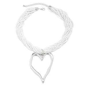 Détail du collier de perles multicouche avec un pendentif cœur en argent ajouré